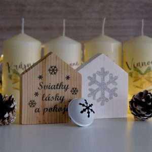 Vianočné dekorácie drevené domčeky Sviatky lasky a pokoja Relaxiana