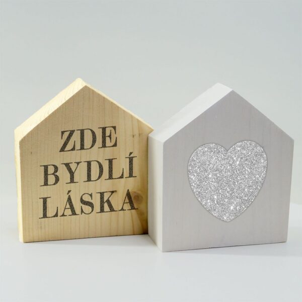 Dřevěné dekorační domky stříbrné bílé Zde bydlí láska dárek